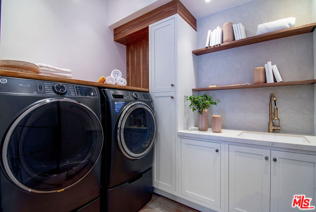 745 E Sunset Avenue, Venice CA: https://media.crmls.org/mediaz/7871dab0-628c-46b6-8651-99d3c1acb829.jpg