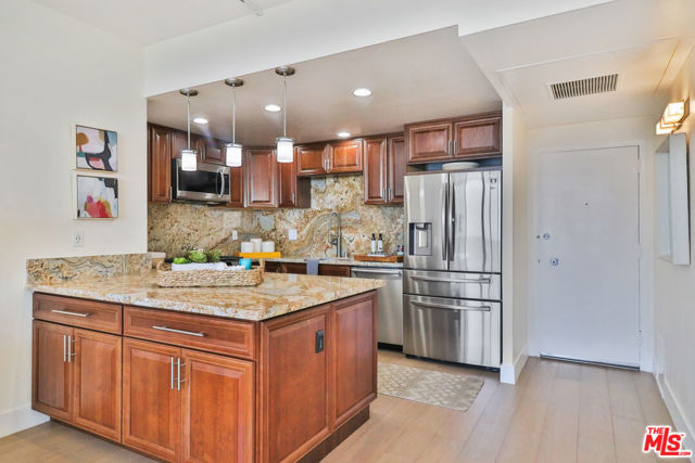 17368 West Sunset Boulevard, 404 photo 5