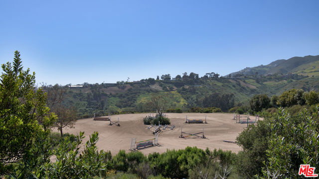 5900 Bonsall Drive, Malibu CA: https://media.crmls.org/mediaz/78729d41-0f4e-4391-b2da-bf02e32688cb.jpg