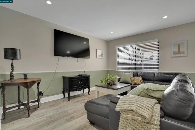1274 Maywood Ln, Martinez CA: https://media.crmls.org/mediaz/7872b087-3de2-4066-a512-99babdf66b9c.jpg