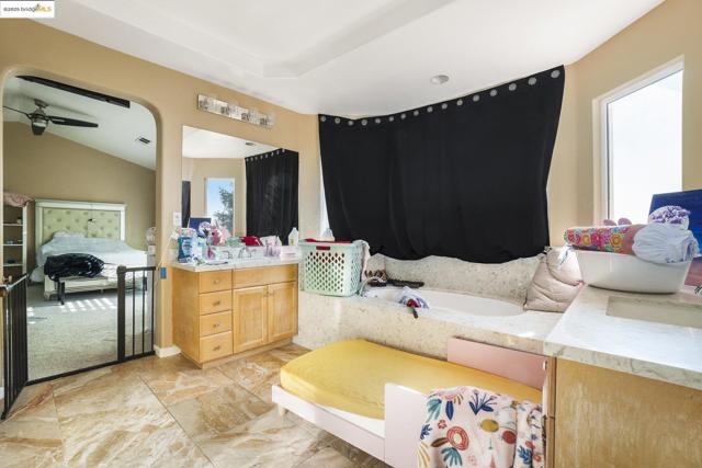 3238 Panda Ct, Antioch CA: https://media.crmls.org/mediaz/787517ec-e402-4223-8209-26162e9de892.jpg