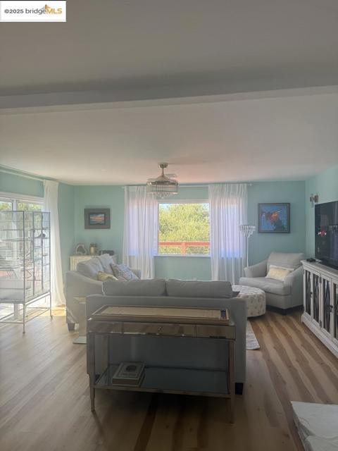 2269 Cypress AVE, San Pablo CA: https://media.crmls.org/mediaz/787665e5-9961-4ab9-9db4-87d2c519e2b6.jpg