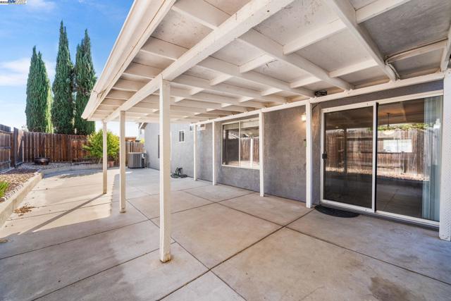 1983 Cork Oak Ln, Manteca CA: https://media.crmls.org/mediaz/78773471-f842-48cf-b7f7-1d693be68767.jpg