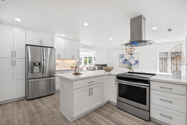 924 Magnolia Dr, Alameda CA: https://media.crmls.org/mediaz/787759cf-c829-4f1b-9153-6b54ee505481.jpg