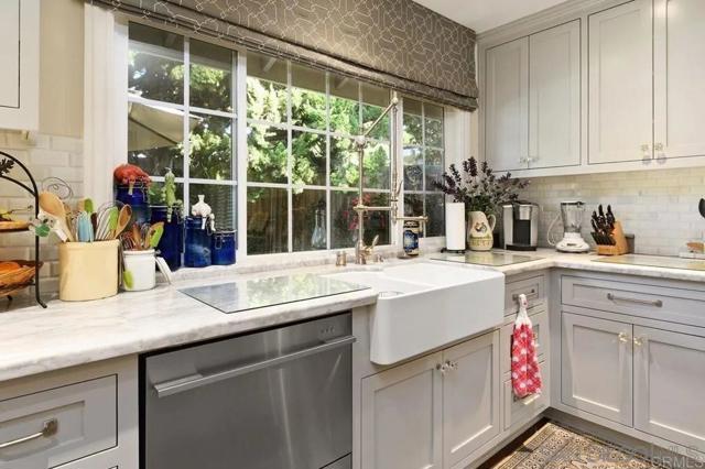 3868 Avenida Feliz, Rancho Santa Fe CA: https://media.crmls.org/mediaz/787899b2-9b18-4994-bda3-3f27a54fb712.jpg