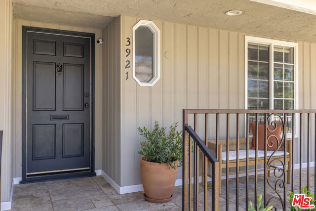 3921 S Victoria Avenue, Los Angeles CA: https://media.crmls.org/mediaz/78794e8e-8a12-4c75-885e-1ca6d96fd0a5.jpg