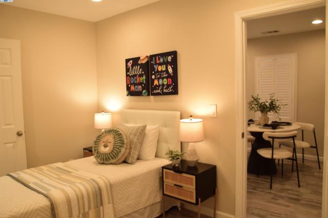 2412 8Th St, Berkeley CA: https://media.crmls.org/mediaz/78799e59-e5a4-4826-b04d-6e252cc86baf.jpg