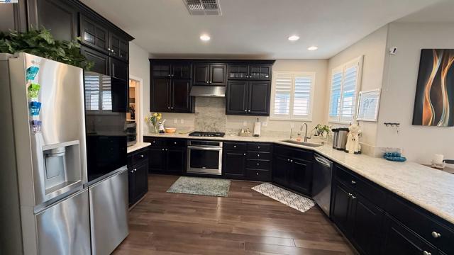 131 Lusitano Way, Gilroy CA: https://media.crmls.org/mediaz/787b0cfb-2fe8-4139-a893-15fcf521899a.jpg