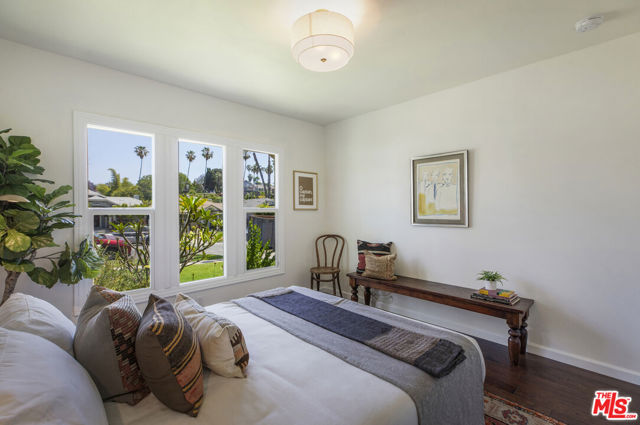 1427 N Coronado Street, Los Angeles CA: https://media.crmls.org/mediaz/787be374-d7c4-4566-83b1-6324c355ab5f.jpg