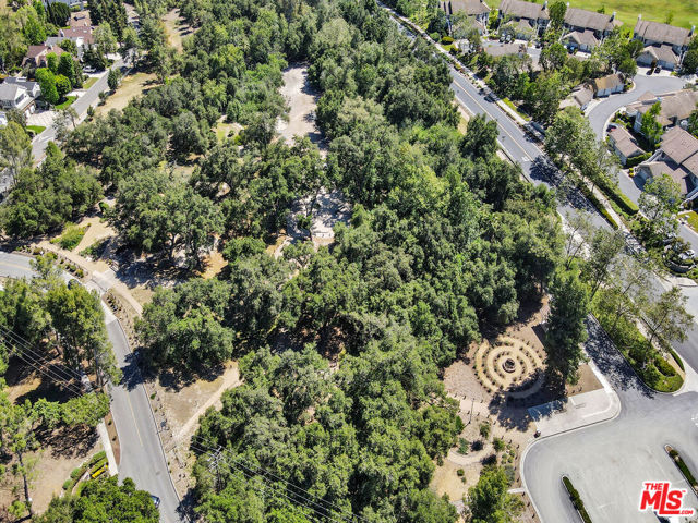 24 Green Brier Circle, Coto de Caza CA: https://media.crmls.org/mediaz/787c56c6-9669-4057-b728-ed3c3249eca2.jpg