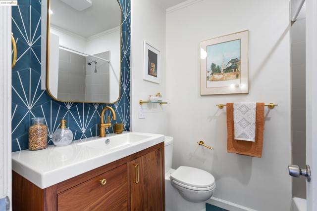 1539 E 38Th St, Oakland CA: https://media.crmls.org/mediaz/787d28d4-ac14-43a4-aa9e-12df92fa9c89.jpg