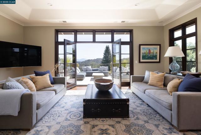42 Tappan Ln, Orinda CA: https://media.crmls.org/mediaz/787d4e1c-fd1c-4896-bf51-2e8620bee524.jpg