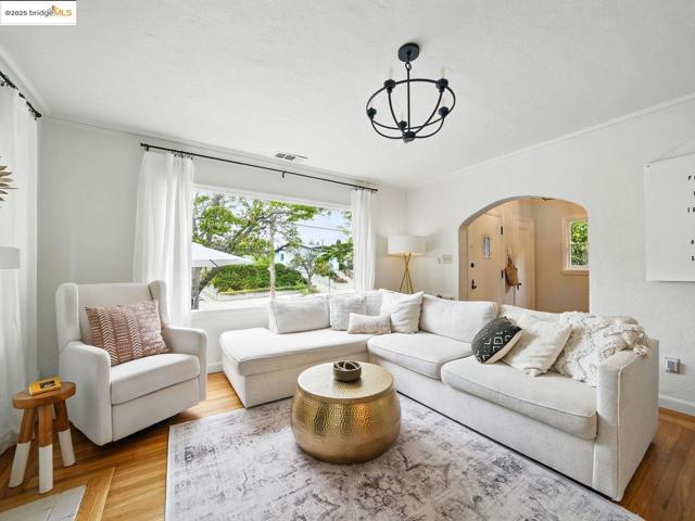 3712 Maple AVE, Oakland CA: https://media.crmls.org/mediaz/787e0c19-f115-4a94-a4c9-c038621c4c98.jpg