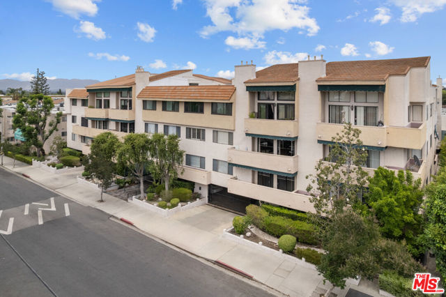 5310 Zelzah Avenue, Encino CA: https://media.crmls.org/mediaz/787e24df-b0d1-474e-94a8-ae22397fe848.jpg
