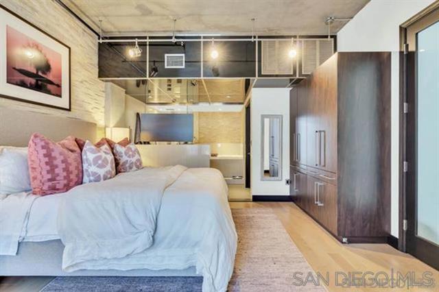 877 Island Ave, San Diego CA: https://media.crmls.org/mediaz/78801403-e29f-4072-850d-ad76c717be82.jpg