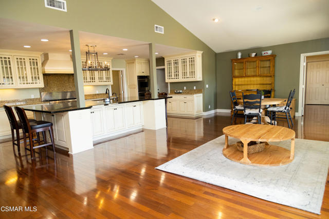 385 Somerset Circle, Thousand Oaks CA: https://media.crmls.org/mediaz/788015a0-3c3c-4352-af03-f906f1f1a457.jpg