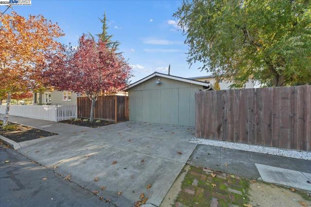 905 S Livermore Ave, Livermore CA: https://media.crmls.org/mediaz/78805b8e-a970-47f3-97d4-daf0956891e4.jpg