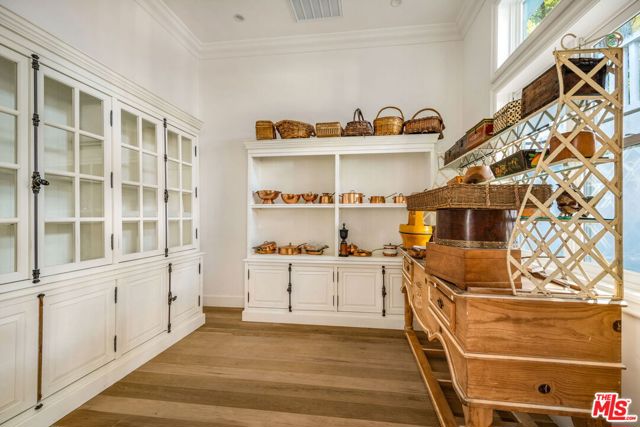 9669 Oak Pass Road, Beverly Hills CA: https://media.crmls.org/mediaz/78811163-f65e-4b0b-b7d1-50b3b8effc6c.jpg