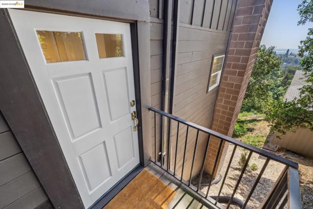 5920 Ascot Dr, Oakland CA: https://media.crmls.org/mediaz/78814498-aa3c-4534-b3dc-f206af179004.jpg