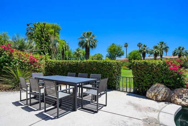 945 Hawk Hill Trail, Palm Desert CA: https://media.crmls.org/mediaz/788372be-6279-4c66-bd0d-a29cc2cb38f5.jpg