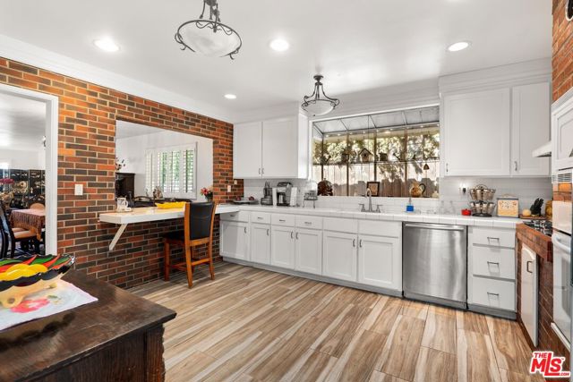 1186 Mcclellan Drive, Los Angeles CA: https://media.crmls.org/mediaz/7883fd9f-a65e-4a7f-8db4-3e65c4833c4e.jpg