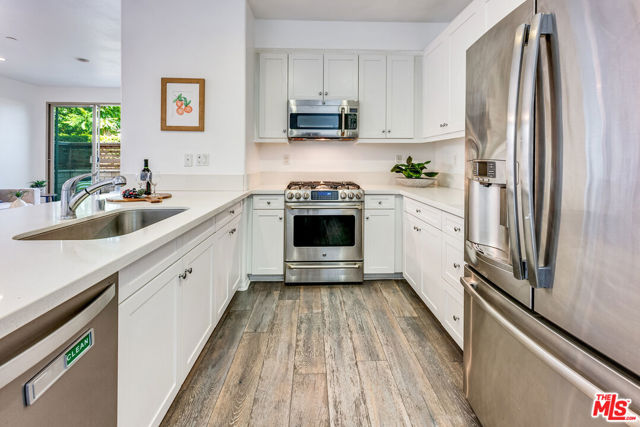 10942 KITTRIDGE Street photo 8