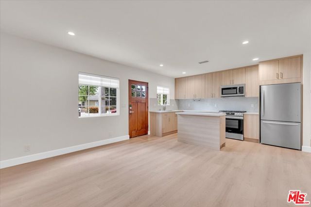 6915 Encino Avenue, Van Nuys CA: https://media.crmls.org/mediaz/788547b7-5095-4819-aed4-66b8b1121657.jpg