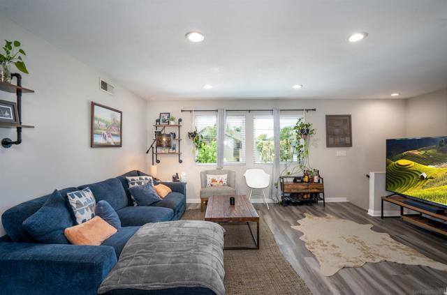 921 Amistad Ct D, El Cajon CA: https://media.crmls.org/mediaz/78855b10-1349-44b9-82f6-ecfc3cb3f46a.jpg