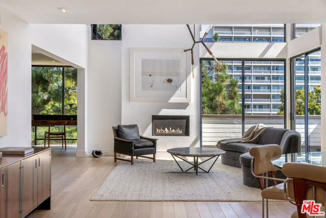 1033 Carol Drive, West Hollywood CA: https://media.crmls.org/mediaz/78863be2-98bc-4168-83fb-09b6725448b1.jpg