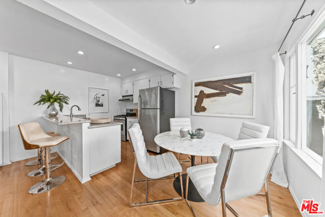 607 Ashland Avenue, Santa Monica CA: https://media.crmls.org/mediaz/7886ba03-9e70-49a9-a2ce-848a823e9299.jpg