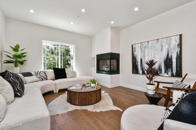 29677 Mulholland Highway, Agoura Hills CA: https://media.crmls.org/mediaz/7886d7e0-7837-4e94-8665-00aad6cd3519.jpg