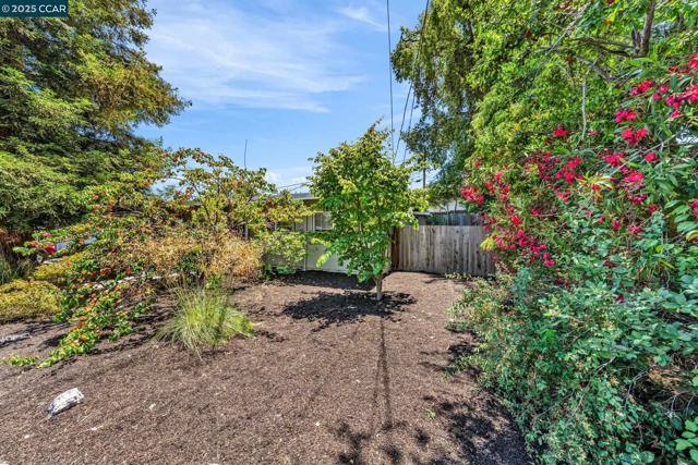 121 School Ln, Walnut Creek CA: https://media.crmls.org/mediaz/78875b42-65aa-4b3a-9e3d-aaed4b53e856.jpg