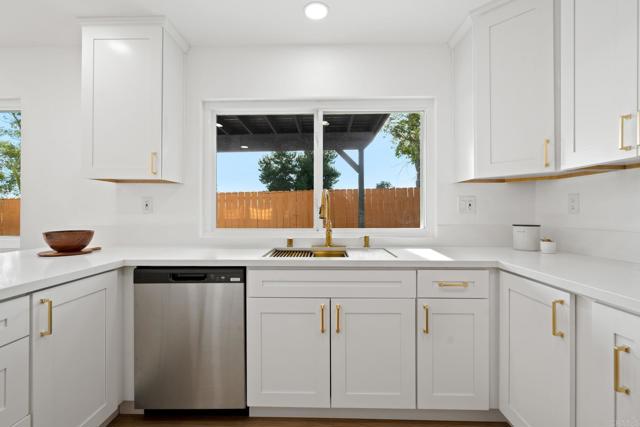 Detail Gallery Image 14 of 51 For 2858 Lehigh Ct, Oceanside,  CA 92056 - 5 Beds | 2/1 Baths