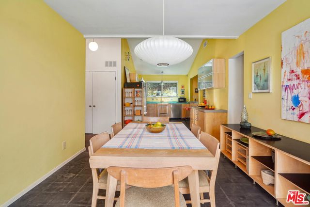 1865 UPPERTON Avenue, Los Angeles CA: https://media.crmls.org/mediaz/78884ad4-cafc-4993-8977-34340d029b9e.jpg