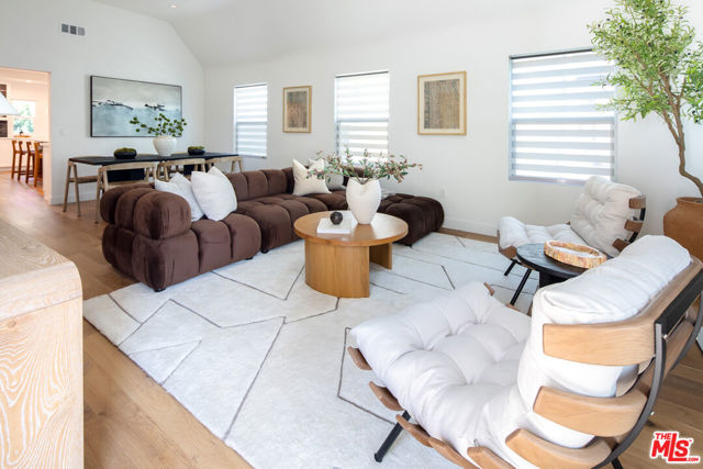 1363 S Curson Avenue, Los Angeles CA: https://media.crmls.org/mediaz/7889ad56-4462-4857-b22f-eaadcbdc7f4e.jpg