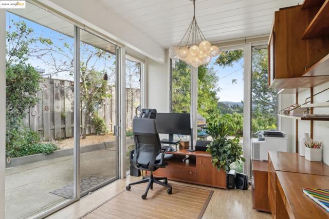 5345 Crown Ct, Castro Valley CA: https://media.crmls.org/mediaz/788a2cb3-599c-4f9e-b0fc-112453900711.jpg