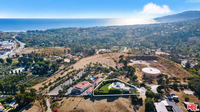 6375 Gayton Place, Malibu CA: https://media.crmls.org/mediaz/788a4f05-9e3b-44a6-9255-3865f9bb2120.jpg