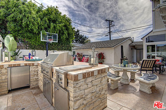 6322 W 78TH Place, Westchester CA: https://media.crmls.org/mediaz/788b1776-5f7e-42cf-8df6-f6a9b1cab820.jpg