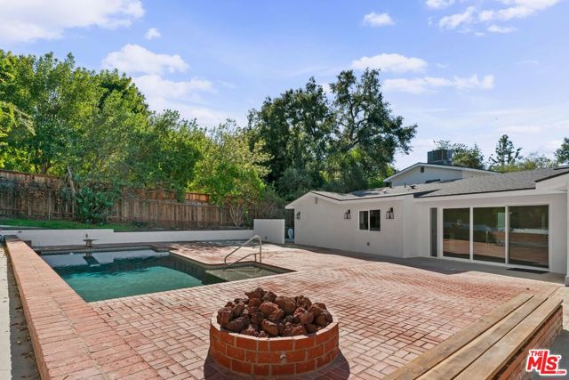 4800 Topeka Drive, Tarzana CA: https://media.crmls.org/mediaz/788d0116-7121-4710-bb63-a997cadf1764.jpg