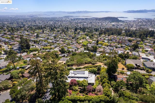 1 Garden Dr, Kensington CA: https://media.crmls.org/mediaz/788d3478-943a-4139-835b-1f3439088386.jpg