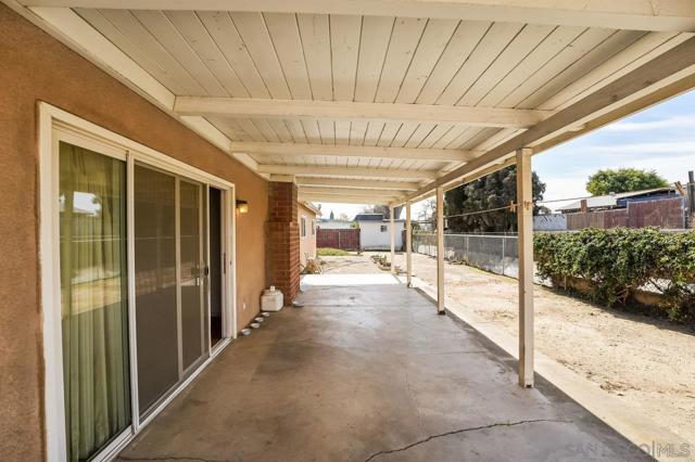 152 Leoma Ln, Chula Vista CA: https://media.crmls.org/mediaz/788d7cbe-294e-4a58-bf94-e4568cfa0425.jpg
