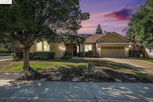 1839 Elizabeth Way, Brentwood CA: https://media.crmls.org/mediaz/788dacfa-375a-41a1-8783-54bb3fe4833c.jpg