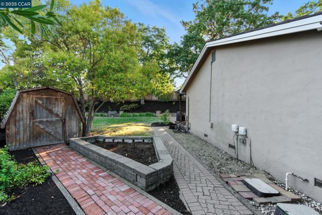 15 Ardmore Ct, Pleasant Hill CA: https://media.crmls.org/mediaz/788ea7ea-528c-4627-a801-26de79cdb1ed.jpg