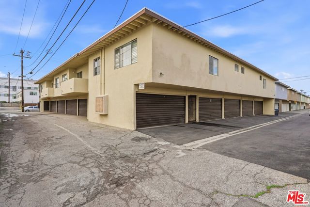 21110 Wood Avenue, Torrance CA: https://media.crmls.org/mediaz/788fab3f-a72a-4c5b-ac4d-08db8d40744d.jpg