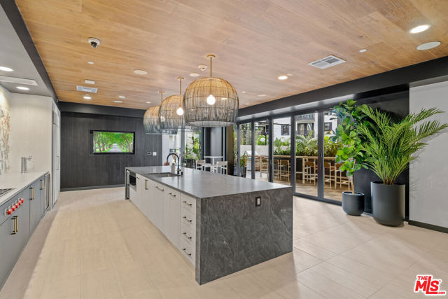 250 E Broadway, Long Beach CA: https://media.crmls.org/mediaz/78903b1d-dba5-473a-831c-78cd399e5df0.jpg