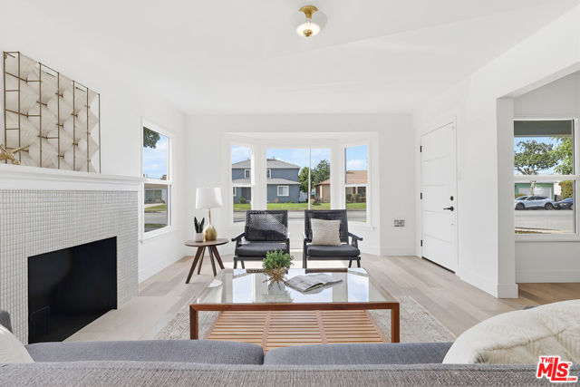 9402 S Van Ness Avenue, Los Angeles CA: https://media.crmls.org/mediaz/78904ae6-3e48-4a8f-b8da-b468e7b66219.jpg