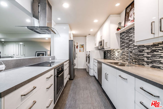 1015 N Kings Road, West Hollywood CA: https://media.crmls.org/mediaz/7890b140-5198-445a-b6f7-97c61b0a1ce1.jpg