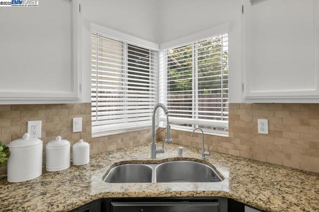 9193 Bungalow Way, Elk Grove CA: https://media.crmls.org/mediaz/7891646e-df35-4fdc-94b1-1ac1d617fd5f.jpg