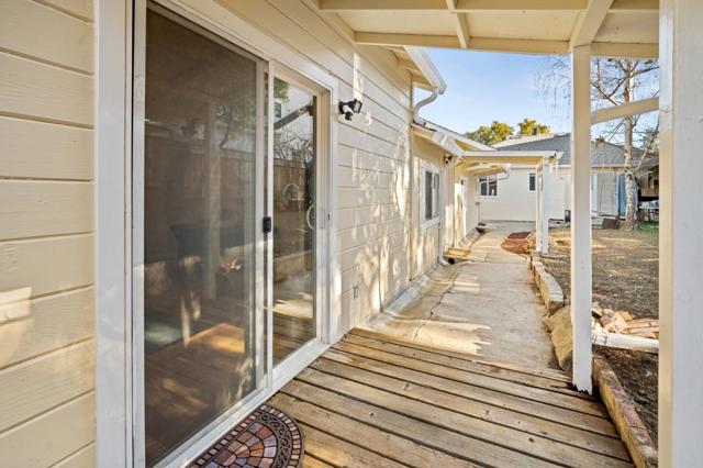 2066 Sterling Avenue, Menlo Park CA: https://media.crmls.org/mediaz/7891e415-869c-47fb-8404-1b45bffc357f.jpg