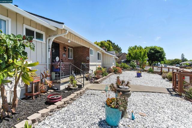 1201 Valle Vista Ave, Vallejo CA: https://media.crmls.org/mediaz/789260e0-f559-4e0f-8e3b-76367d05bbf9.jpg